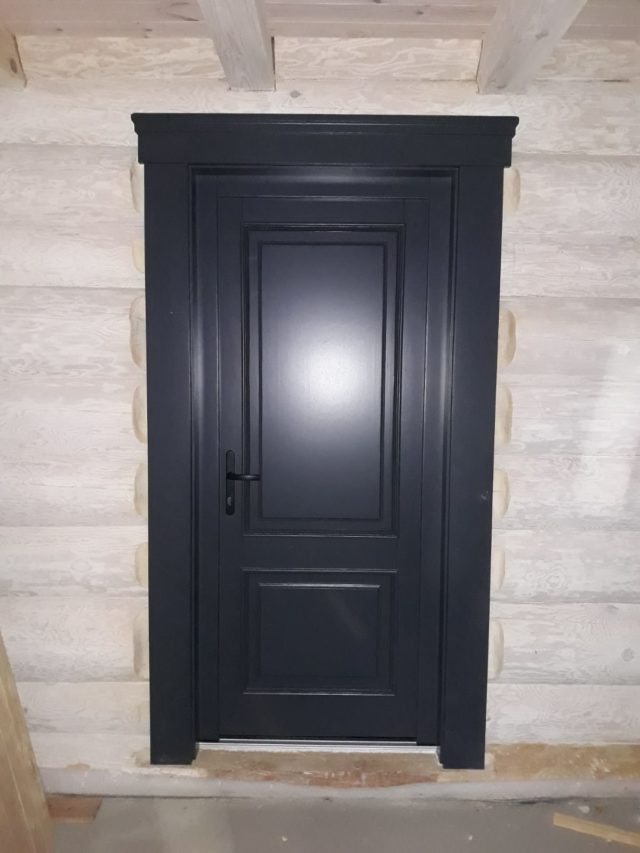 Входные деревянные двери из лиственницы и дуба